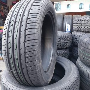 215/55R17 Comforser Tyre (China)