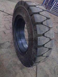 9.00-20 forklift tyre installed on a heavy-duty forklift used in port and industrial material handling operations in Kenya