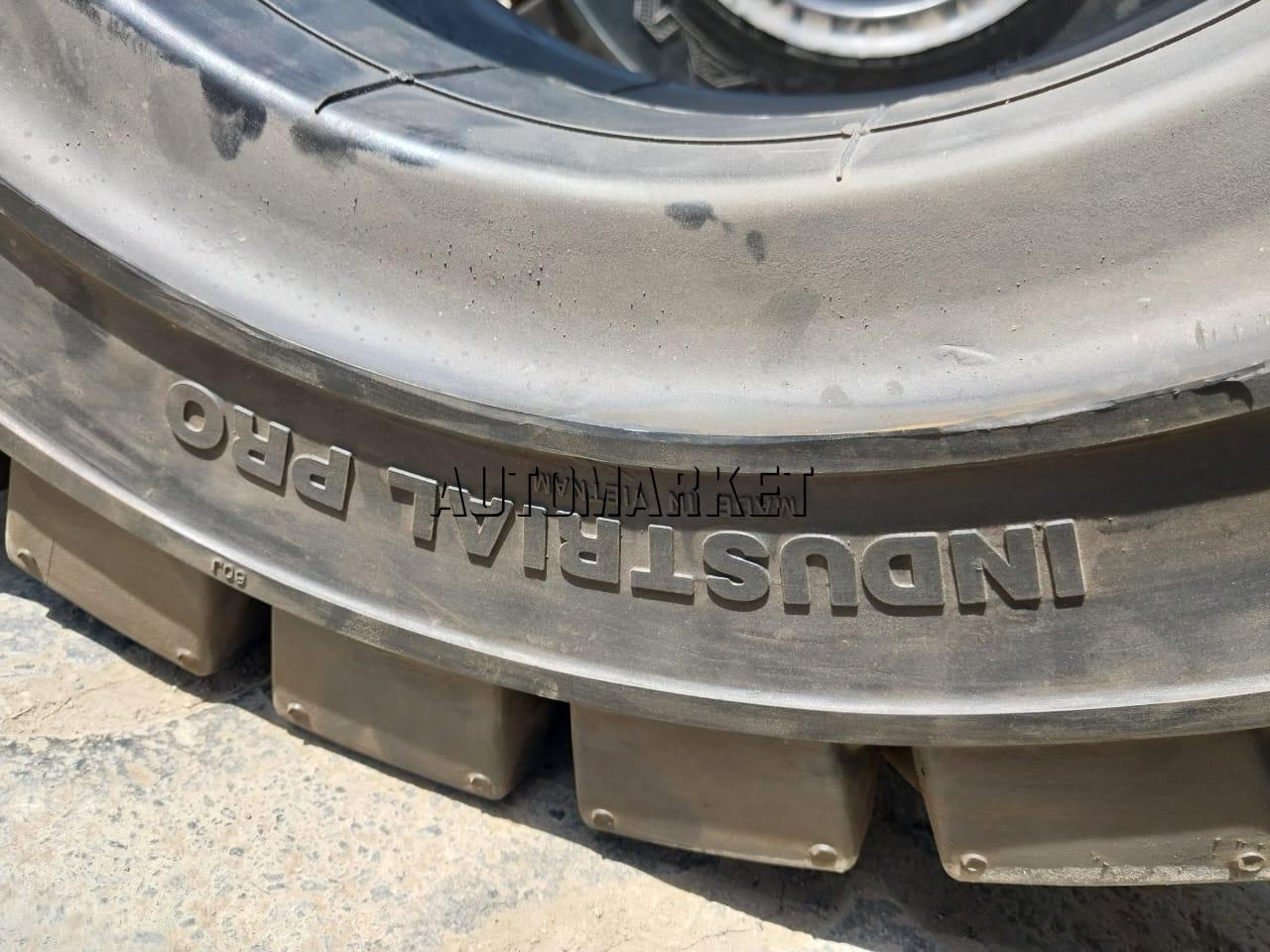 28×9-15 (8.15-15) Maxam Solid Forklift Tyre