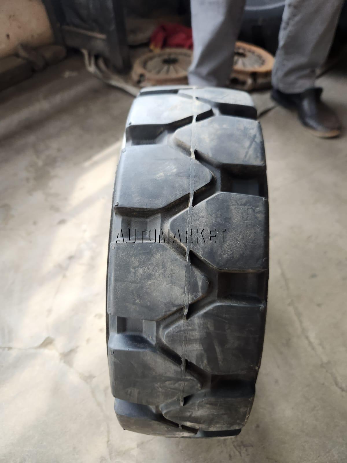 15×4½-8 Blackhawk Solid Forklift Tyre