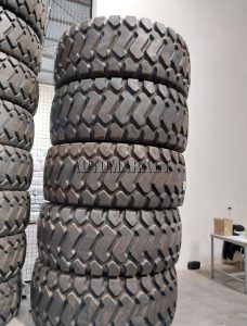 26.5R25 radial industrial OTR tyre with wide traction tread