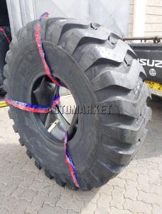Wide-section 23.5-25 off-the-road tyre built for heavy-duty traction