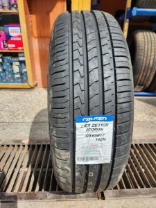 225/65R17 Falken passenger tyre tread design