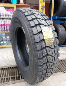 265/70R19.5 Blacklion 18 ply drive truck tyre from China