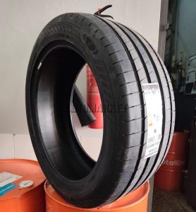 275/45R21 Goodyear performance tyre for luxury SUV and highway driving