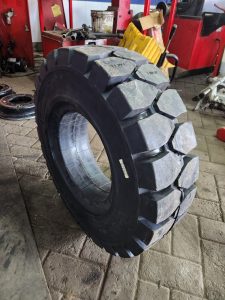7.00-12 Roadhiker solid forklift tyre Kenya industrial tyre