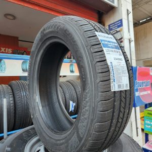 225/60R18 Kumho Tyre