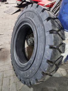 9.00-20 SOLO Forklift Solid Standard tyre for industrial material handling equipment in Kenya
