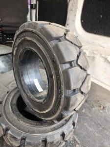 140/55-9 Blackhawk Solid Standard forklift tyre manufactured in India for warehouse, logistics, and industrial material handling applications.