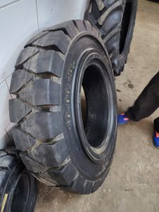 10.00-20 SOLO Solid Standard forklift tyre for industrial material handling, warehouse, logistics, and forklift applications in Kenya.