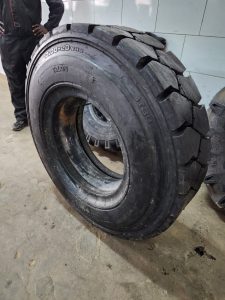 10.00-20 TALON NHS tube-type pneumatic forklift tyre made in India for industrial material handling in Kenya.