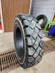 7.00-15 Achiever Plus 3-layer solid forklift tyre made in Sri Lanka