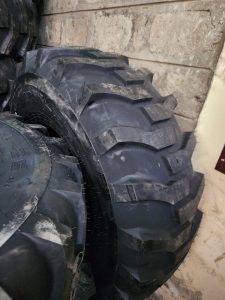 18.4-26 VROTR 16PR heavy-duty industrial tyre with deep tread, made in China.