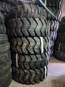23.5-25 VROTR 28PR heavy-duty OTR tyre with deep tread blocks, made in China.
