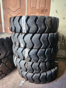 14.00-24 VROTR 24PR E3/L3 heavy-duty OTR tyre with directional tread pattern, made in China.