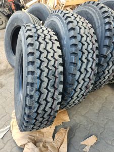 315/80R22.5 SUNFULL radial truck tyre with deep block-pattern tread, manufactured in China.
